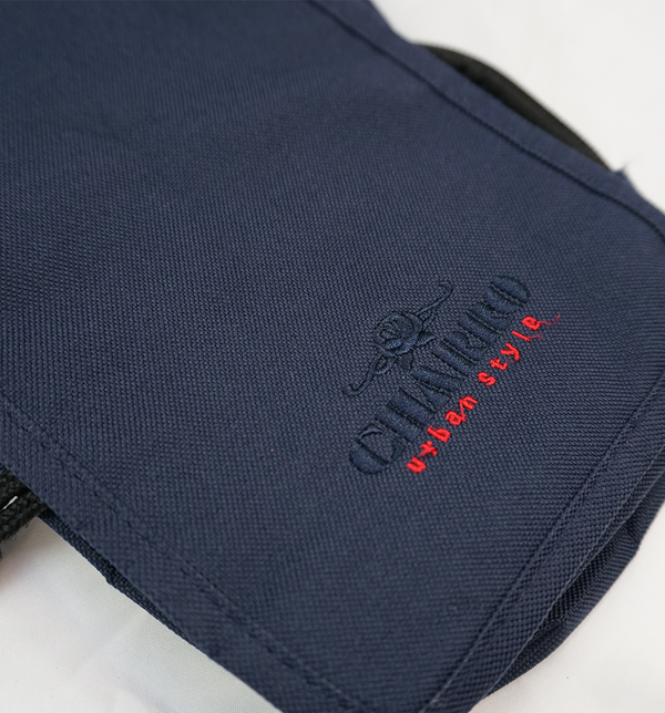 Blaue Umhängetasche